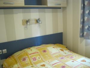 Postel nebo postele na pokoji v ubytování Camping Le Rebau