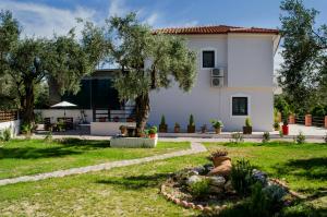 una casa con un giardino antistante di Serenity Studios a Kala Nera