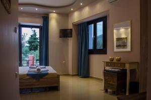 una camera da letto con un letto e una finestra di Serenity Studios a Kala Nera