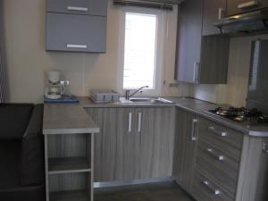 Kuchyň nebo kuchyňský kout v ubytování Camping Le Rebau