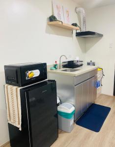 Ett kök eller pentry på Fully Furnished Studio Unit at The Median with Fast Internet Connection and Netflix