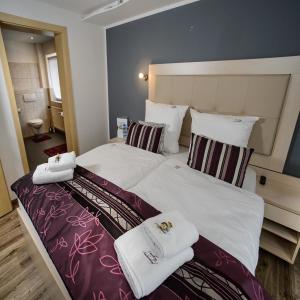 Ein Bett oder Betten in einem Zimmer der Unterkunft Landhaus Ambachhof