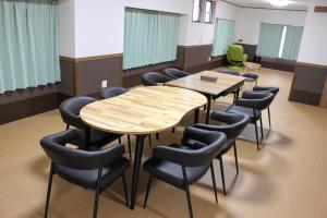 長門市にあるNico Lodge 長門のテーブルと椅子が置かれた会議室