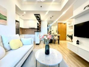 Una sala de estar con un sofá blanco y una mesa. en Masteri Thao Dien Apartment Complex, en Kon Rung (1)