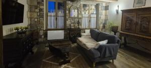 a living room with a couch and a television at Maison Médiévale LAON in Laon