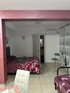 a bedroom with two beds and a pink wall at B&B Le Tre Gemme in Lentini