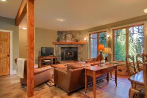 ein Wohnzimmer mit Couch und Kamin in der Unterkunft Aspen House in Fish Camp- 2 Miles from Yosemite's South Entrance in Fish Camp