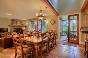 ein Esszimmer mit Tisch und Stühlen in der Unterkunft Aspen House in Fish Camp- 2 Miles from Yosemite's South Entrance in Fish Camp + 39 Fotos