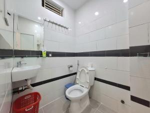 un bagno con un water e un lavandino di Saigon Apartments 2 ad Ho Chi Minh Altre 34 foto