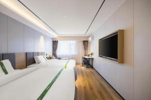 تلفاز و/أو أجهزة ترفيهية في GreenTree Inn Shenyang Tiexi Huaxiang Road Metro Station Express Hotel