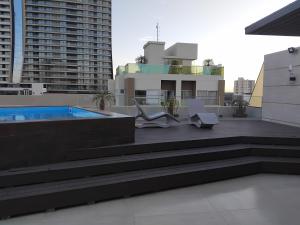 サンタ・クルス・デ・ラ・シエラにある5B - Apartemento Espectacularの屋上パティオ(プール、椅子付)