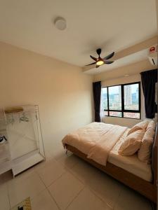 Postel nebo postele na pokoji v ubytování Relax Dreamy Staycation with Parking & Wi-Fi - MSuite at Bandar Manjalara, Near Desa ParkCity, Arkadia & Eateries