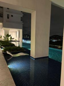 Bazén v ubytování Relax Dreamy Staycation with Parking & Wi-Fi - MSuite at Bandar Manjalara, Near Desa ParkCity, Arkadia & Eateries nebo v jeho okolí