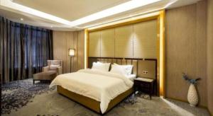 Uma cama ou camas num quarto em Metropolo Hotel Yining Development Zone Hanma Building