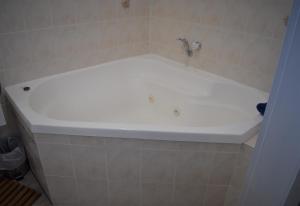 baño con bañera blanca y grifo en Ship Inn Motel Yarram, en Yarram 56 fotos más