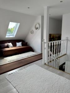 1 dormitorio con 1 cama y una escalera con alfombra en Villa Viktória, en Lunca de Sus