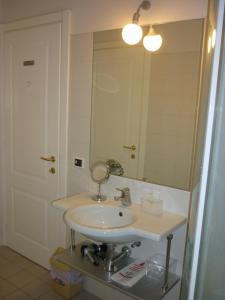 A bathroom at IL CASTELLO HOSTEL BOUTIQUE