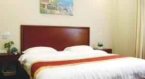 Letto o letti in una camera di GreenTree Inn Shanghai MinHang ZhuanQiao Subway Station East ZhuanXing Road Shell Hotel