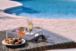 a tray with a plate of food and a glass of drink at Una Perla Nel Verde in Putignano