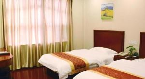 Letto o letti in una camera di GreenTree Inn Shanghai MinHang ZhuanQiao Subway Station East ZhuanXing Road Shell Hotel
