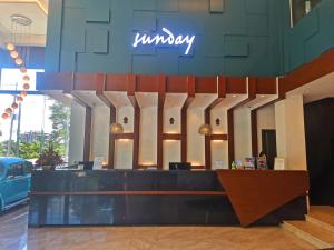 Un vestíbulo con un mostrador y un cartel en la pared. en Dancenter Luxury Retreat Angeles City Pampanga Formerly Hevea Resort, en Ángeles