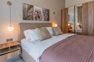 Rúm í herbergi á Stylish Urban Apt- Soak Up The City's Vibes