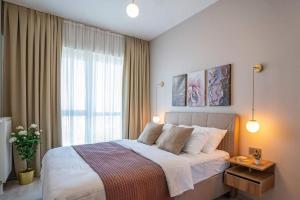 Rúm í herbergi á Stylish Urban Apt- Soak Up The City's Vibes