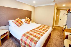 Postel nebo postele na pokoji v ubytování Abbotsford Hotel
