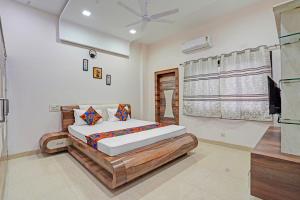 Via Kaveri Executive - Nr Alandi Vithoba Temple في بيون: غرفة نوم بها سرير كبير في الغرفة