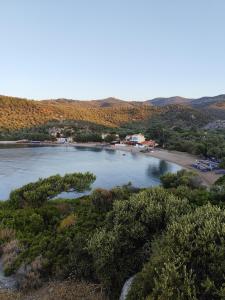 a body of water with a beach in the distance at Asmanis Rooms in Tarti