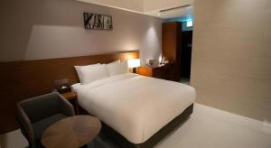 Top Cloud Hotel Iksan客房内的一张或多张床位