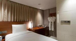 Top Cloud Hotel Iksan客房内的一张或多张床位
