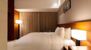 Top Cloud Hotel Iksan客房内的一张或多张床位