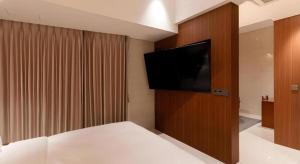 Top Cloud Hotel Iksan的电视和/或娱乐中心