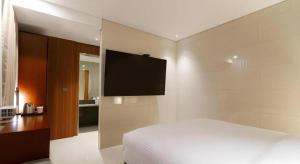 Top Cloud Hotel Iksan客房内的一张或多张床位