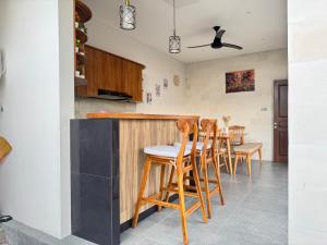 Кухня или мини-кухня в Galatia Villa
