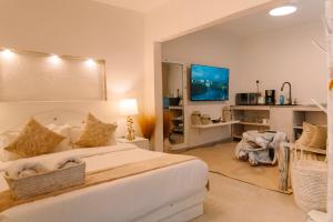 Μια τηλεόραση ή/και κέντρο ψυχαγωγίας στο Crème by The Prime Escape