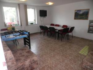 ein Esszimmer mit einem Tisch und Stühlen in einem Zimmer in der Unterkunft Dom v Záhrade in Podhájska