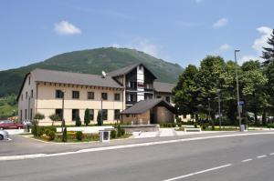 Nespecifikovaný výhled na hory nebo výhled na hory při pohledu z hotelu