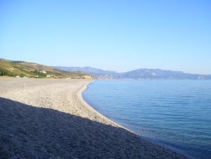 a sandy beach with the ocean in the background at MOURTERI TASOSEVa in Mourteri