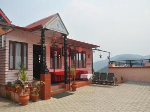 una casa con portico e patio con piante di Stupa Resort a Nagarkot