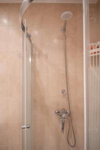 una ducha con cabezal de ducha en un baño en Cozy stay rentals - cozy & bright apartment with 1BR in Tbilisi, en Tiflis 33 fotos más