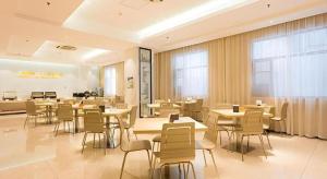 襄阳City Comfort Inn Xiangyang Railway Station的一间有桌椅的餐厅