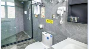 Koupelna v ubytování Yiwu Bairui Grand Hotel