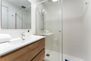 Bilik mandi di 1 Bedroom Apt 85 Mts To Beach