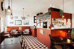 a restaurant with tables and chairs and a bar at Hotelli Merikotka in Kotka