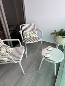 a living room with two chairs and a table and a chair at Chez Maïsa - Vue sur mer in Flic-en-Flac +12 photos