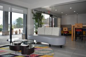 Quality Inn Calhoun North I-75的休息区