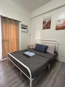 a bedroom with a bed in a room at Davao Condo Near Airport & Malls in Davao City