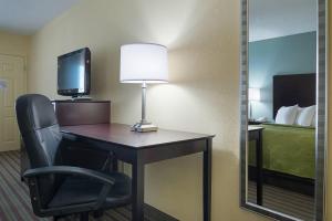 Quality Inn Calhoun North I-75的电视和/或娱乐中心